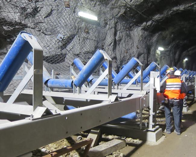 Tragrollenstationen bei Montage des Förderers - Rigid frame idlers during installation into conveyor