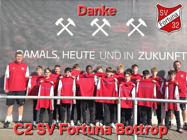 Die C2 des SV Fortuna Bottrop mit ihren Trainern und roten Trikots mit KÜPPER-Logo