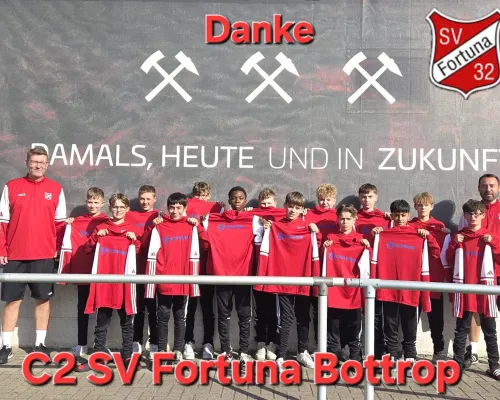 Die C2 des SV Fortuna Bottrop mit ihren Trainern und roten Trikots mit KÜPPER-Logo