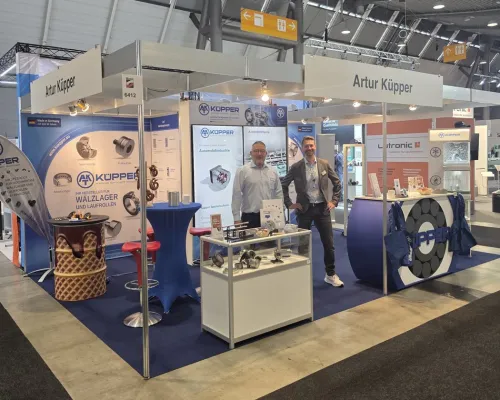 Herr Fleischmann und Herr Mühlmann am Küpper-Messestand auf der Motek 2026 in Stuttgart
