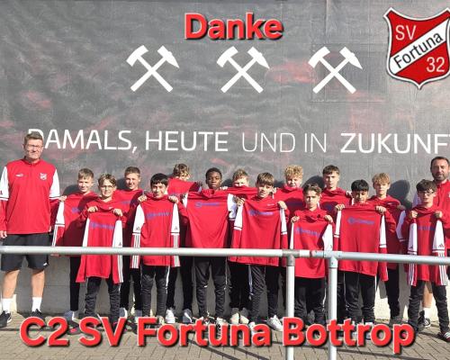 Die C2 des SV Fortuna Bottrop mit ihren Trainern und roten Trikots mit KÜPPER-Logo